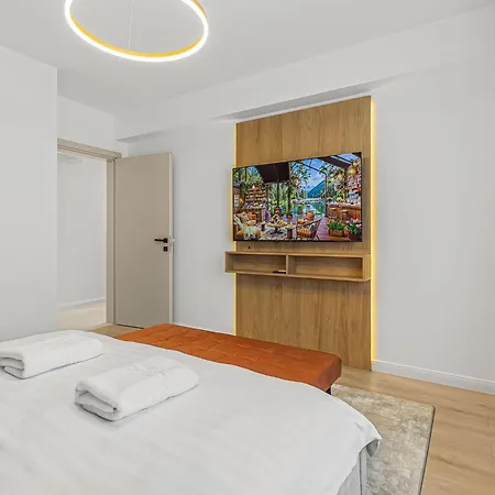 Ada Homes Coresi B8 アパート *